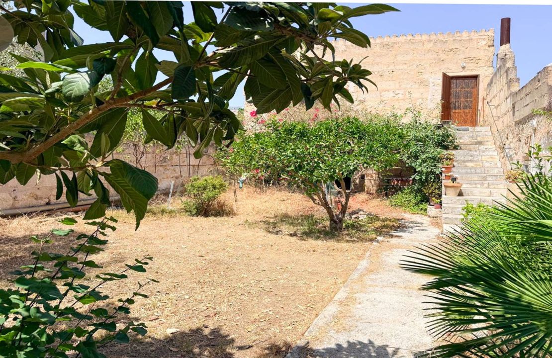 Casa de pueblo con jardín y casa de invitados en Sa Pobla en venta